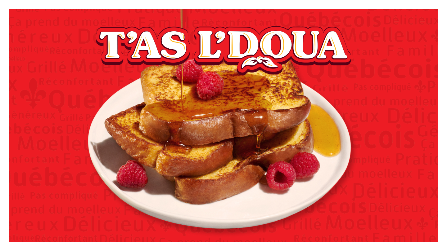 French toast on a white plate against a red background with 'T'AS L'DOUA'.